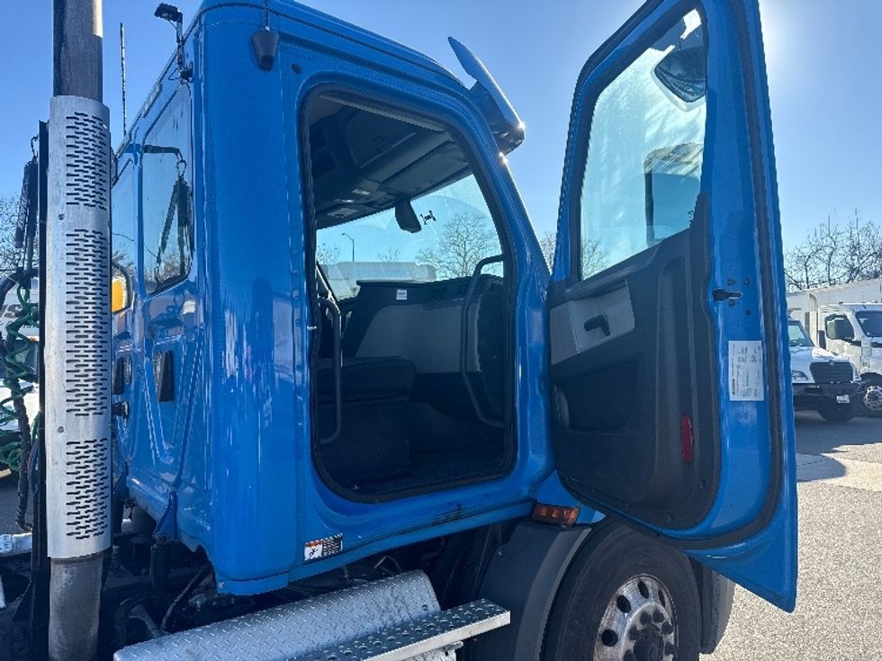 Day Cab Tractor-Heavy Duty Tractors-Freightliner-2019-T11664ST-Baltimore-MD-237,852\n\t\tmiles-$ 47,500 - Image 12