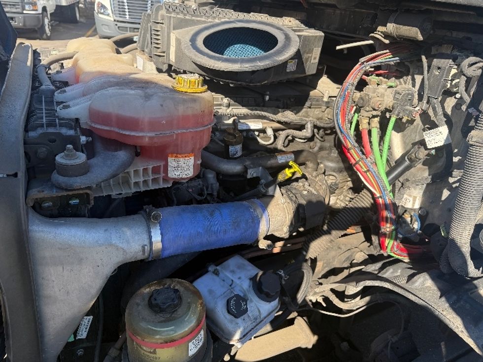 Day Cab Tractor-Heavy Duty Tractors-Freightliner-2019-T11664ST-Baltimore-MD-237,852\n\t\tmiles-$ 47,500 - Image 15