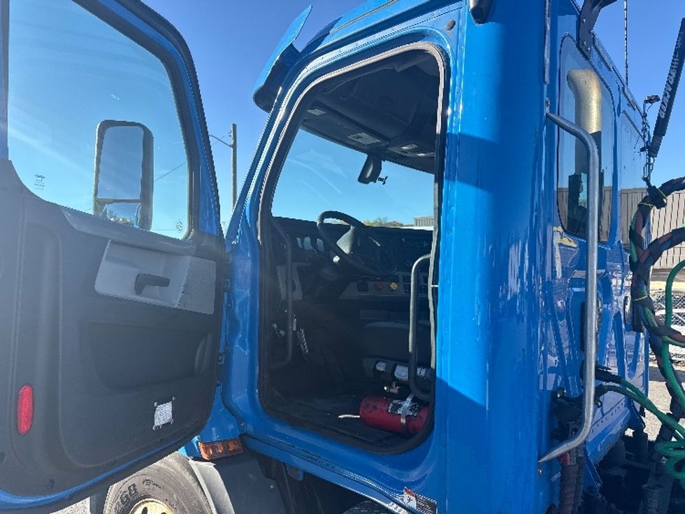 Day Cab Tractor-Heavy Duty Tractors-Freightliner-2019-T11664ST-Baltimore-MD-237,852\n\t\tmiles-$ 47,500 - Image 9