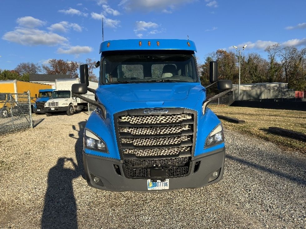 Day Cab Tractor-Heavy Duty Tractors-Freightliner-2019-T11664ST-Baltimore-MD-287,832\n\t\tmiles-$ 35,250 - Image 2