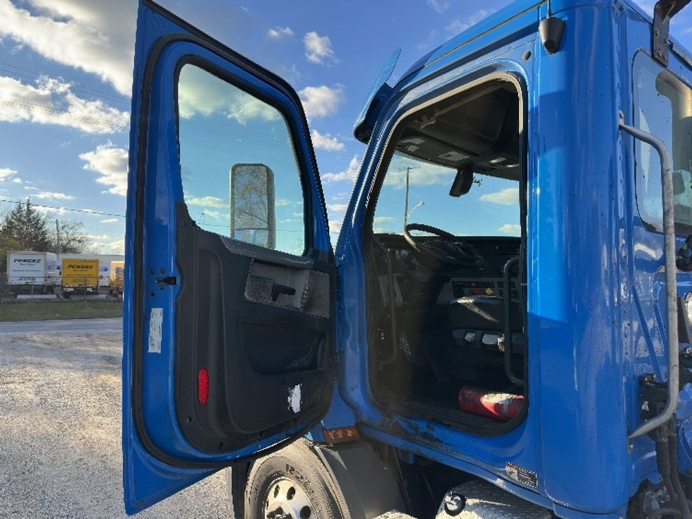 Day Cab Tractor-Heavy Duty Tractors-Freightliner-2019-T11664ST-Baltimore-MD-287,832\n\t\tmiles-$ 35,250 - Image 9