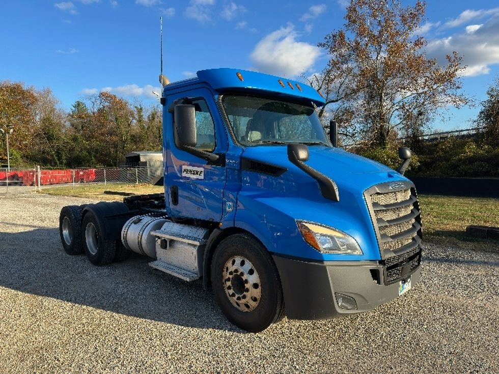 Day Cab Tractor-Heavy Duty Tractors-Freightliner-2019-T11664ST-Baltimore-MD-306,975\n\t\tmiles-$ 34,500 - Image 1