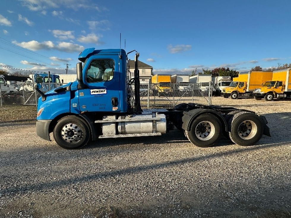 Day Cab Tractor-Heavy Duty Tractors-Freightliner-2019-T11664ST-Baltimore-MD-306,975\n\t\tmiles-$ 34,500 - Image 4