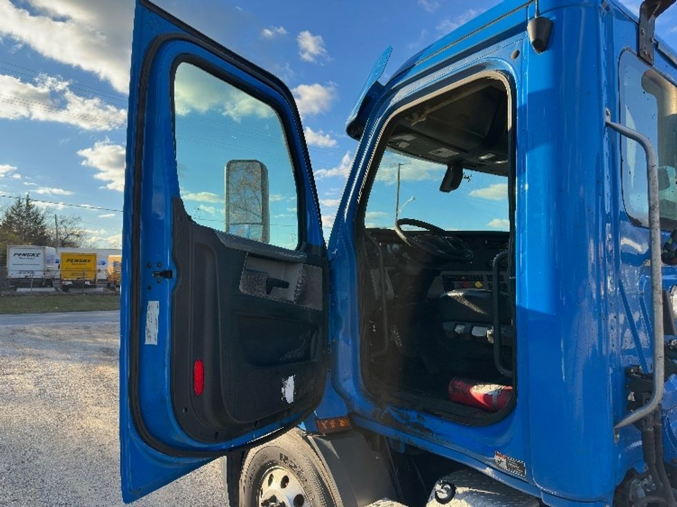Day Cab Tractor-Heavy Duty Tractors-Freightliner-2019-T11664ST-Baltimore-MD-306,975\n\t\tmiles-$ 34,500 - Image 9