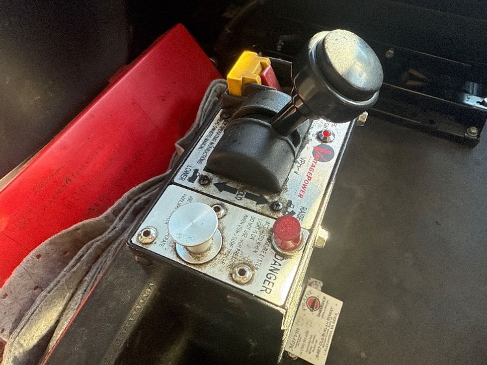 Day Cab Tractor-Heavy Duty Tractors-Freightliner-2019-T11664ST-Baltimore-MD-524,585\n\t\tmiles-$ 31,500 - Image 17