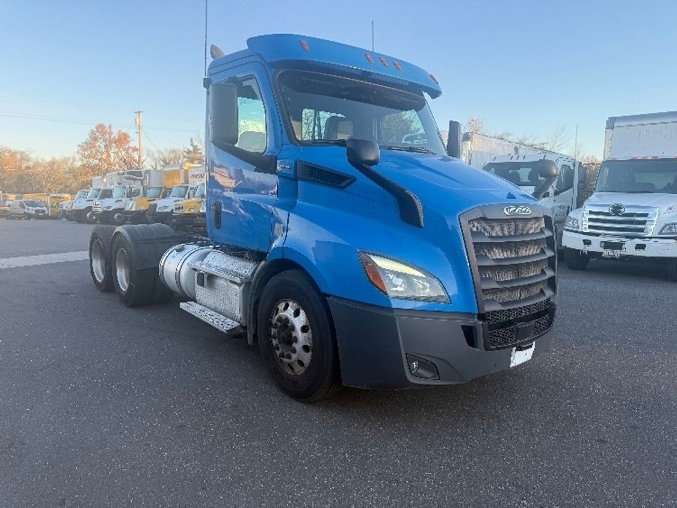 Day Cab Tractor-Heavy Duty Tractors-Freightliner-2019-T11664ST-Baltimore-MD-550,000\n\t\tmiles-$ 29,500 - Image 1