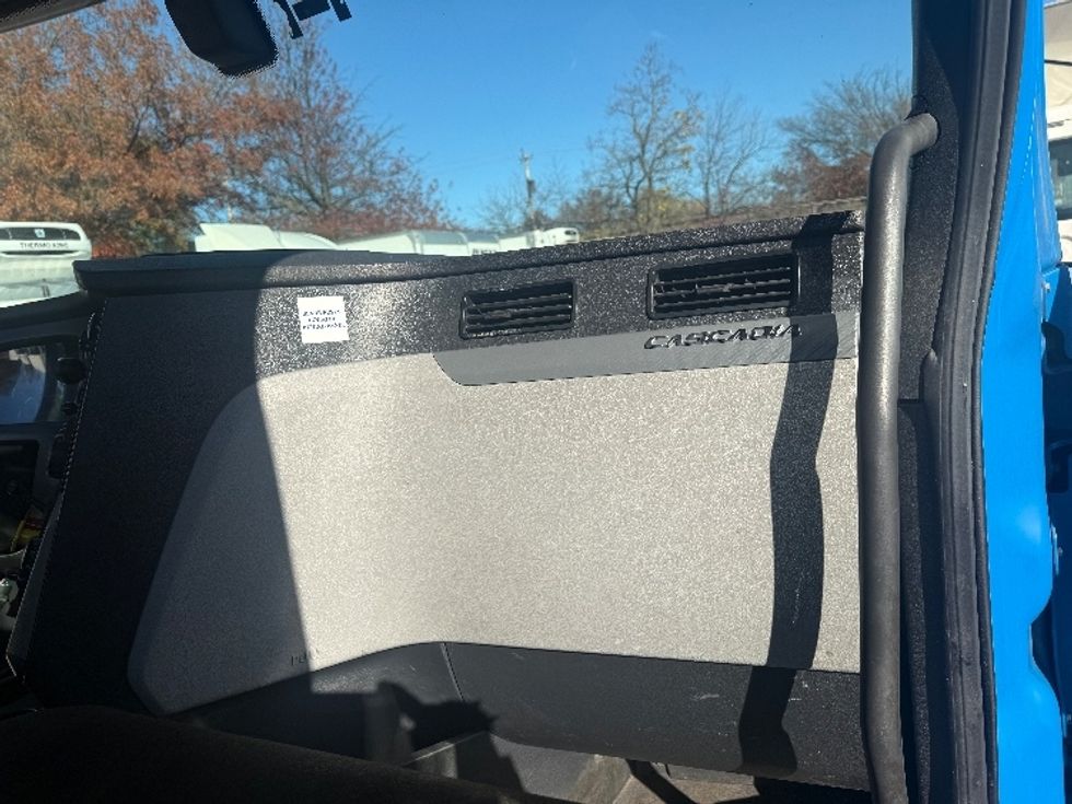 Day Cab Tractor-Heavy Duty Tractors-Freightliner-2019-T11664ST-Baltimore-MD-550,000\n\t\tmiles-$ 29,500 - Image 13