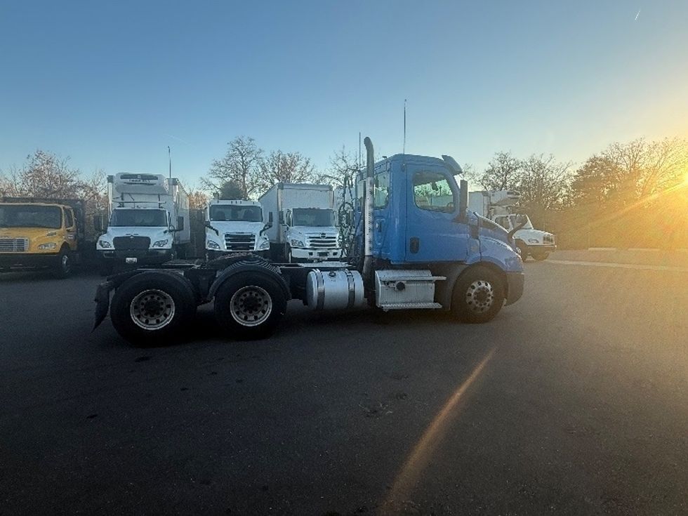 Day Cab Tractor-Heavy Duty Tractors-Freightliner-2019-T11664ST-Baltimore-MD-550,000\n\t\tmiles-$ 29,500 - Image 8