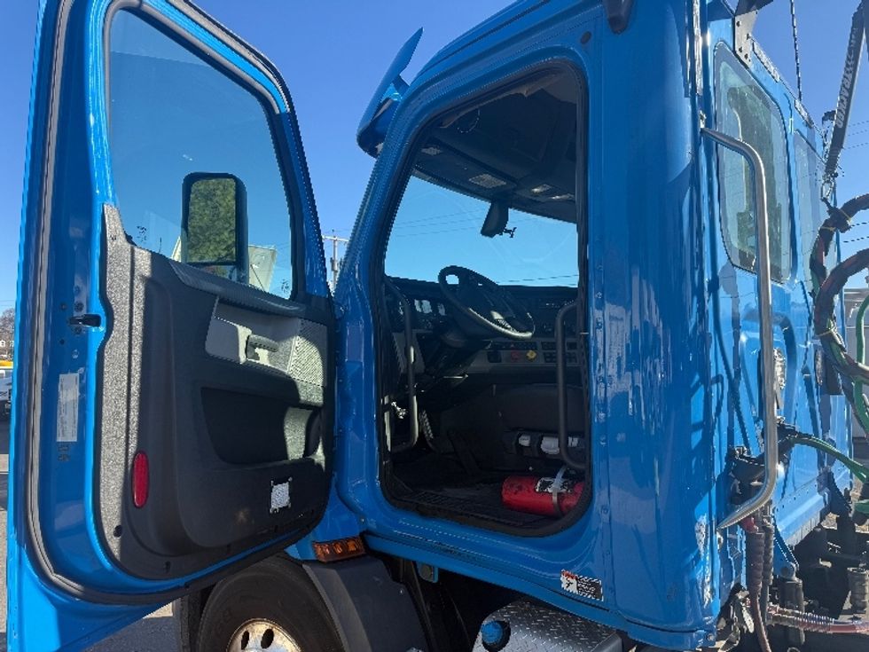 Day Cab Tractor-Heavy Duty Tractors-Freightliner-2019-T11664ST-Baltimore-MD-550,000\n\t\tmiles-$ 29,500 - Image 9