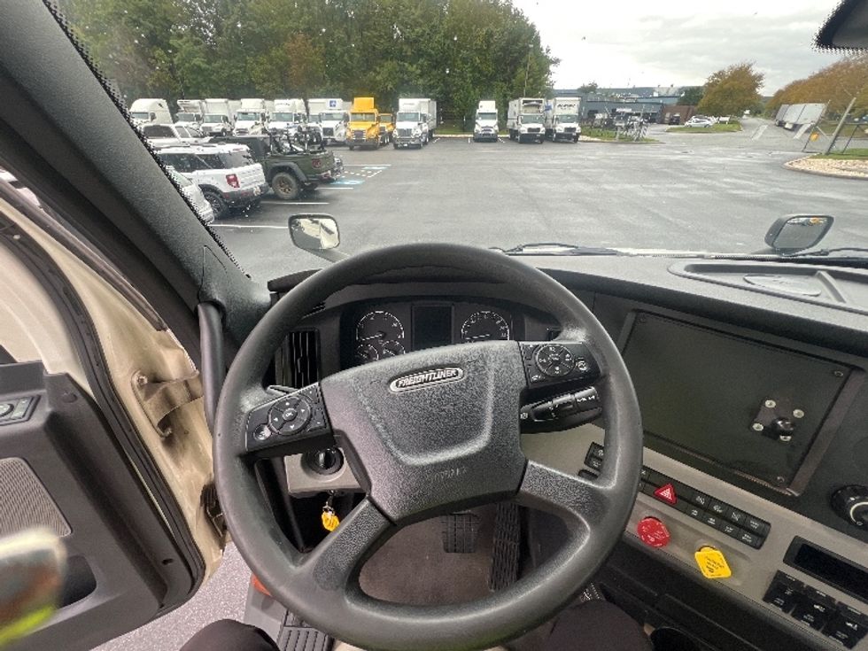 Day Cab Tractor-Heavy Duty Tractors-Freightliner-2019-T11664ST-Belcamp-MD-433,145\n\t\tmiles-$ 36,750 - Image 10