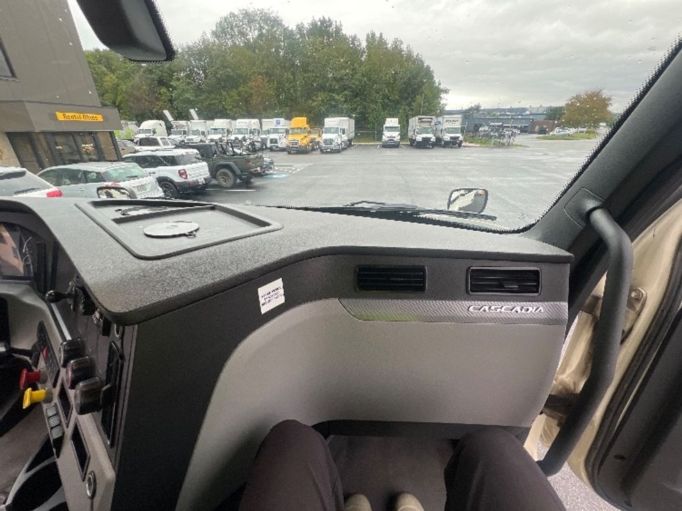 Day Cab Tractor-Heavy Duty Tractors-Freightliner-2019-T11664ST-Belcamp-MD-433,145\n\t\tmiles-$ 36,750 - Image 12