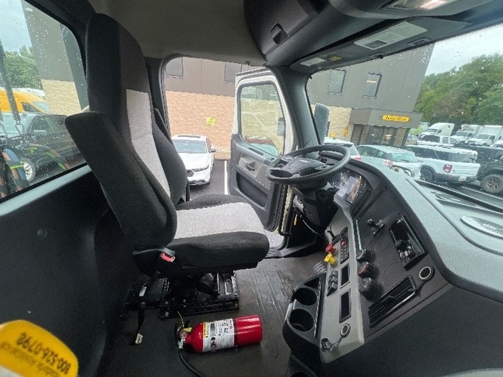 Day Cab Tractor-Heavy Duty Tractors-Freightliner-2019-T11664ST-Belcamp-MD-433,145\n\t\tmiles-$ 36,750 - Image 13