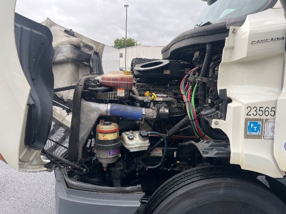 Day Cab Tractor-Heavy Duty Tractors-Freightliner-2019-T11664ST-Belcamp-MD-433,145\n\t\tmiles-$ 36,750 - Image 14