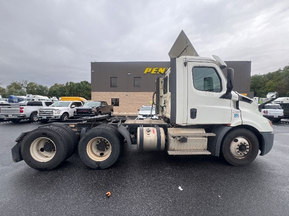 Day Cab Tractor-Heavy Duty Tractors-Freightliner-2019-T11664ST-Belcamp-MD-433,145\n\t\tmiles-$ 36,750 - Image 7