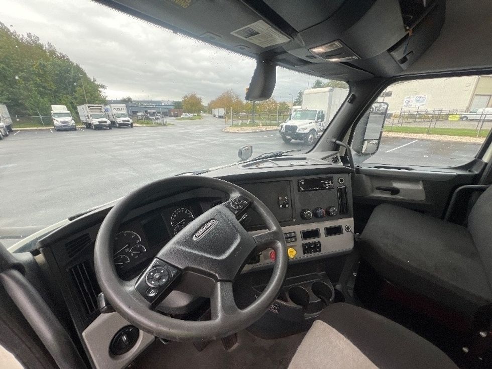 Day Cab Tractor-Heavy Duty Tractors-Freightliner-2019-T11664ST-Belcamp-MD-433,145\n\t\tmiles-$ 36,750 - Image 9