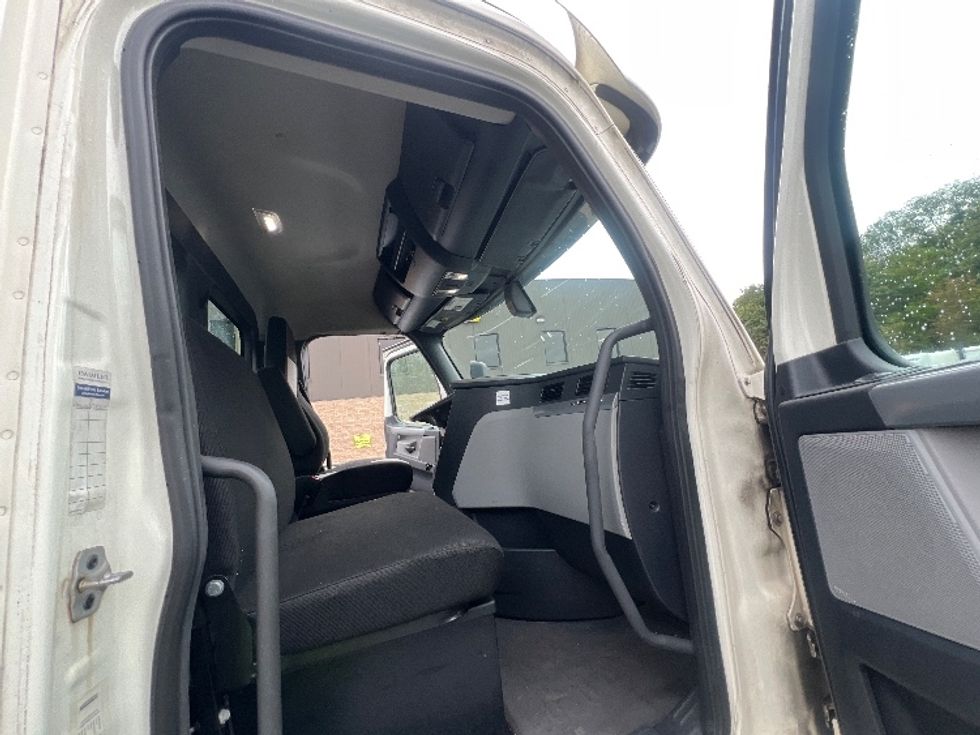 Day Cab Tractor-Heavy Duty Tractors-Freightliner-2019-T11664ST-Belcamp-MD-443,093\n\t\tmiles-$ 34,750 - Image 11