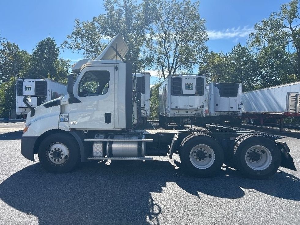 Day Cab Tractor-Heavy Duty Tractors-Freightliner-2019-T11664ST-Belcamp-MD-443,093\n\t\tmiles-$ 34,750 - Image 4