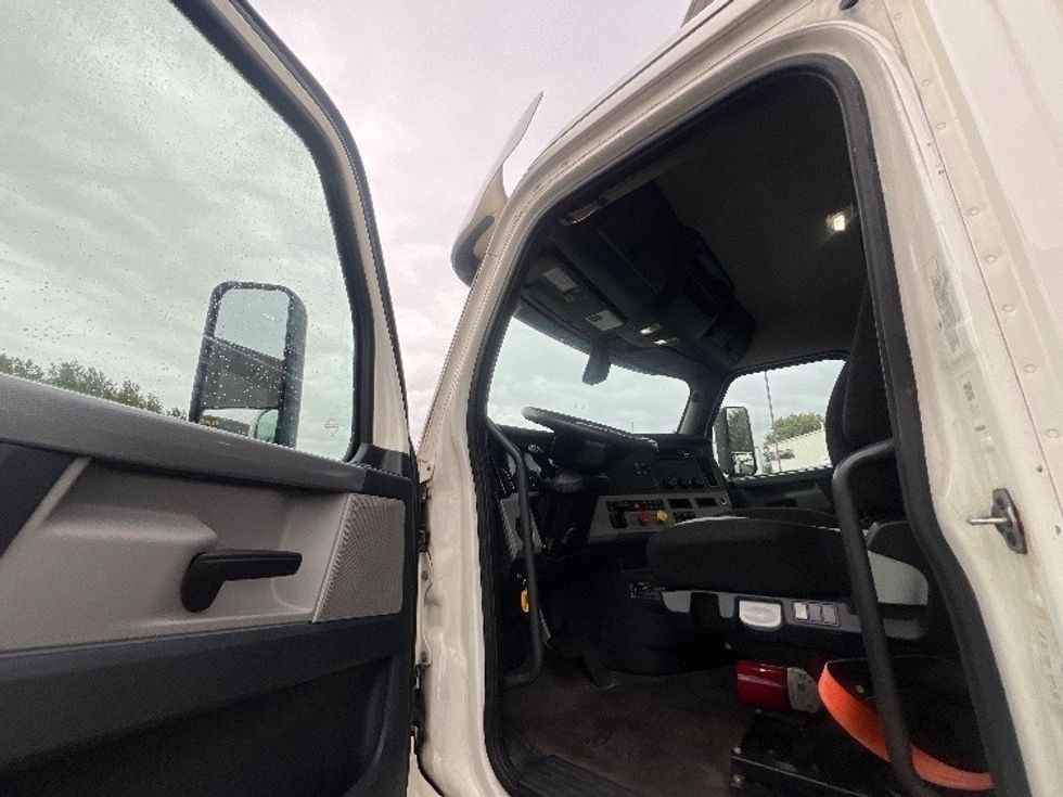 Day Cab Tractor-Heavy Duty Tractors-Freightliner-2019-T11664ST-Belcamp-MD-443,093\n\t\tmiles-$ 34,750 - Image 8