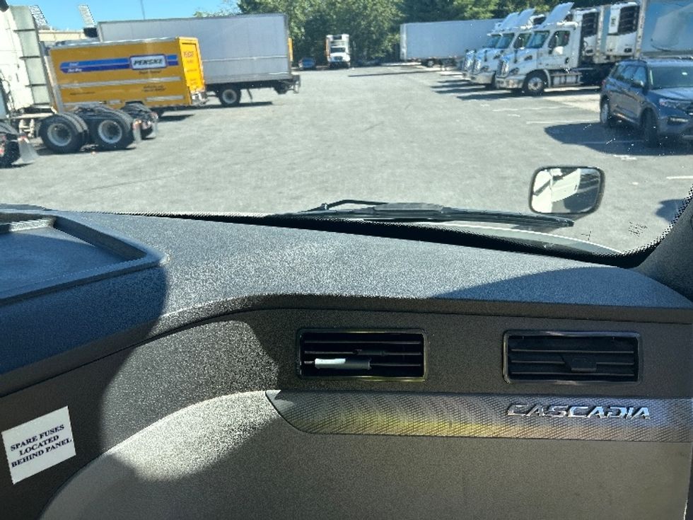 Day Cab Tractor-Heavy Duty Tractors-Freightliner-2019-T11664ST-Belcamp-MD-468,579\n\t\tmiles-$ 35,000 - Image 13