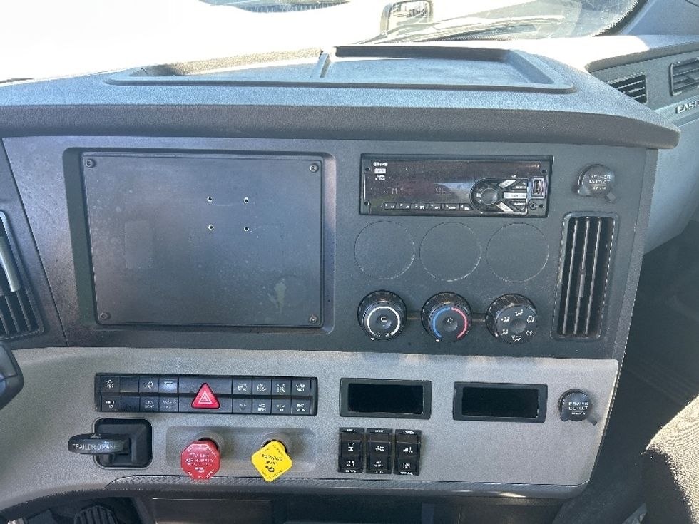 Day Cab Tractor-Heavy Duty Tractors-Freightliner-2019-T11664ST-Belcamp-MD-468,579\n\t\tmiles-$ 35,000 - Image 17