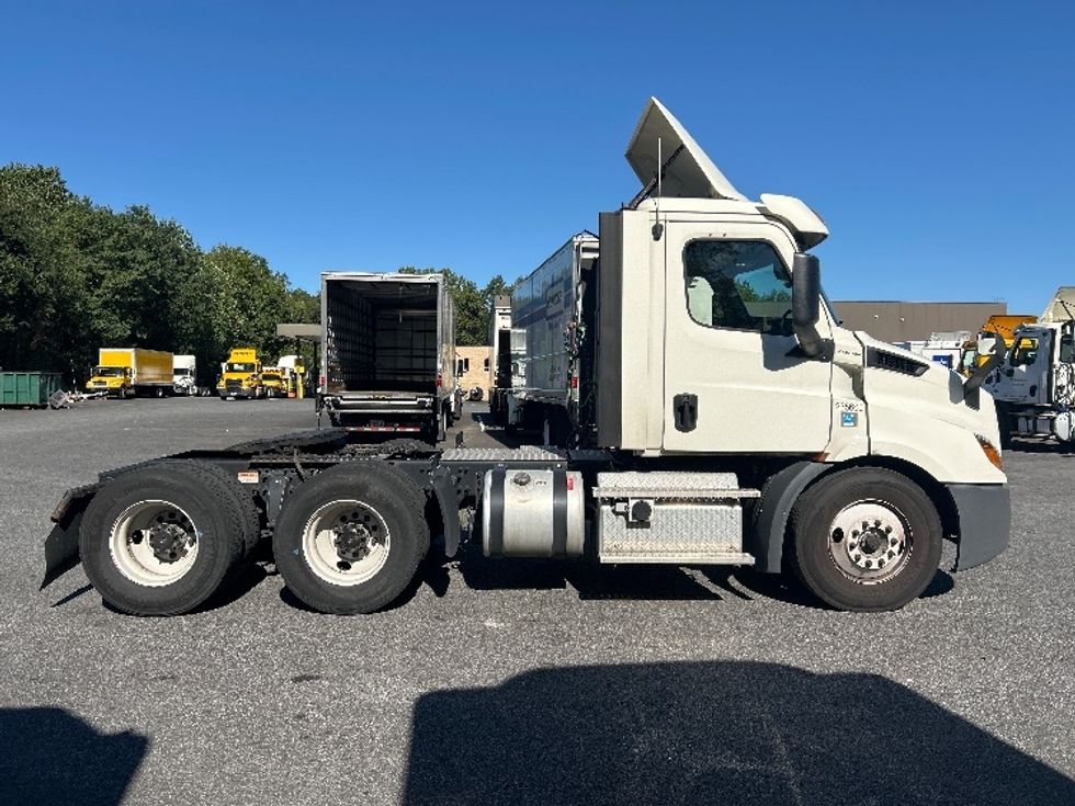 Day Cab Tractor-Heavy Duty Tractors-Freightliner-2019-T11664ST-Belcamp-MD-468,579\n\t\tmiles-$ 35,000 - Image 8