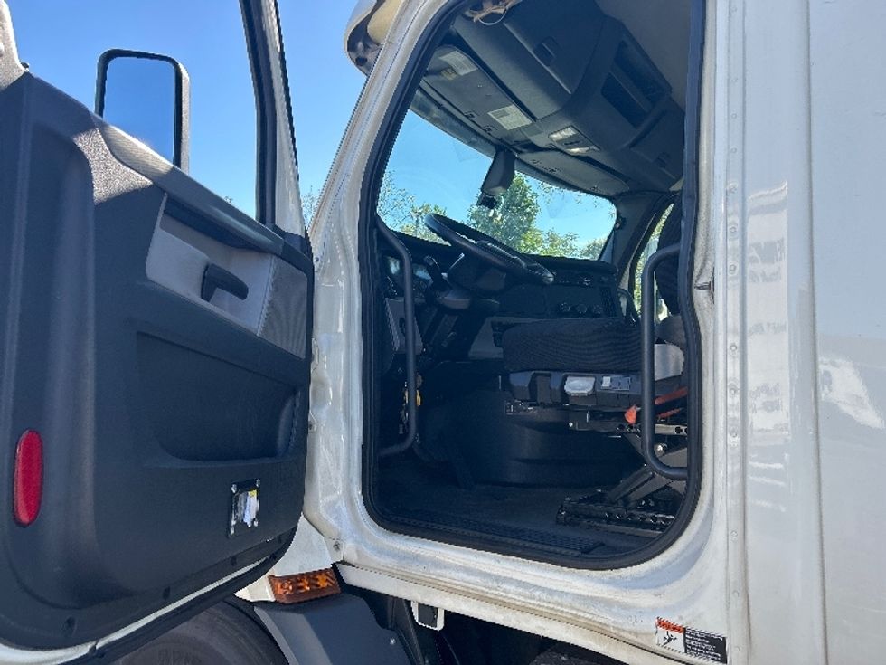 Day Cab Tractor-Heavy Duty Tractors-Freightliner-2019-T11664ST-Belcamp-MD-468,579\n\t\tmiles-$ 35,000 - Image 9