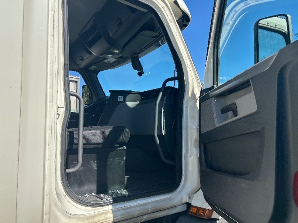 Day Cab Tractor-Heavy Duty Tractors-Freightliner-2019-T11664ST-Belcamp-MD-472,808\n\t\tmiles-$ 32,500 - Image 12