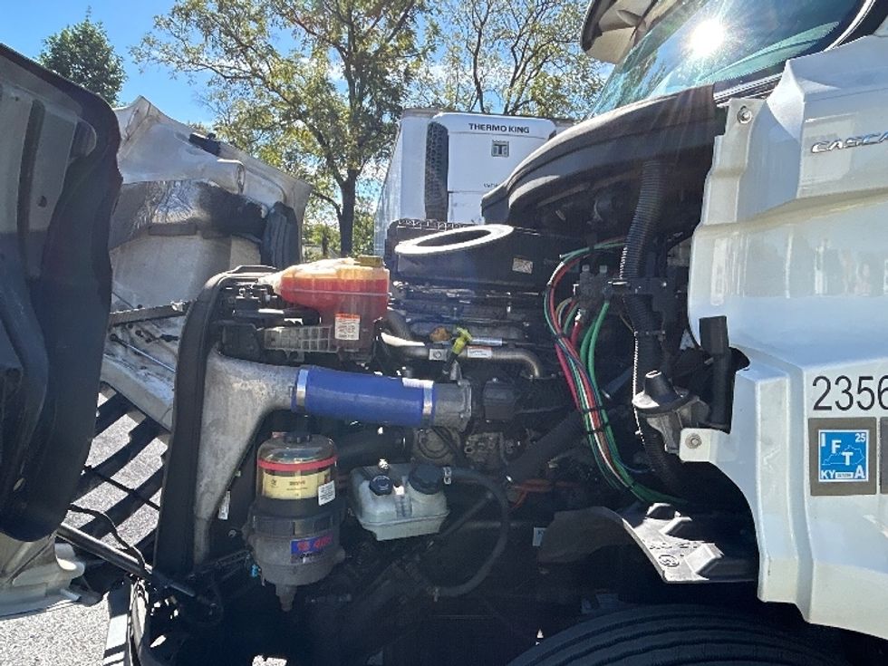 Day Cab Tractor-Heavy Duty Tractors-Freightliner-2019-T11664ST-Belcamp-MD-472,808\n\t\tmiles-$ 32,500 - Image 16