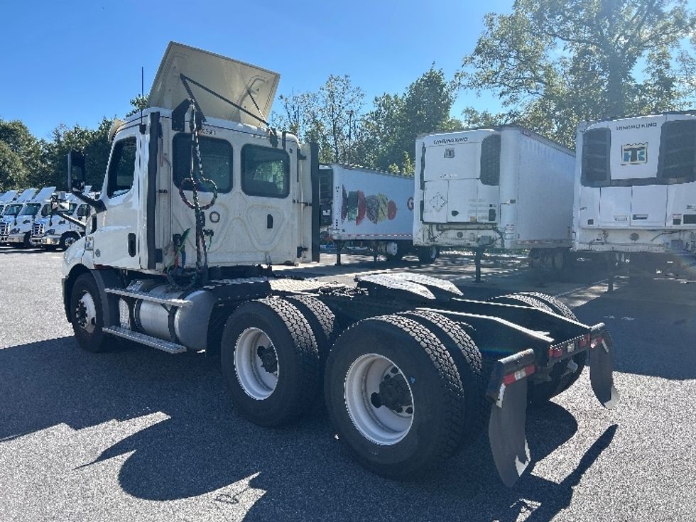 Day Cab Tractor-Heavy Duty Tractors-Freightliner-2019-T11664ST-Belcamp-MD-472,808\n\t\tmiles-$ 32,500 - Image 5