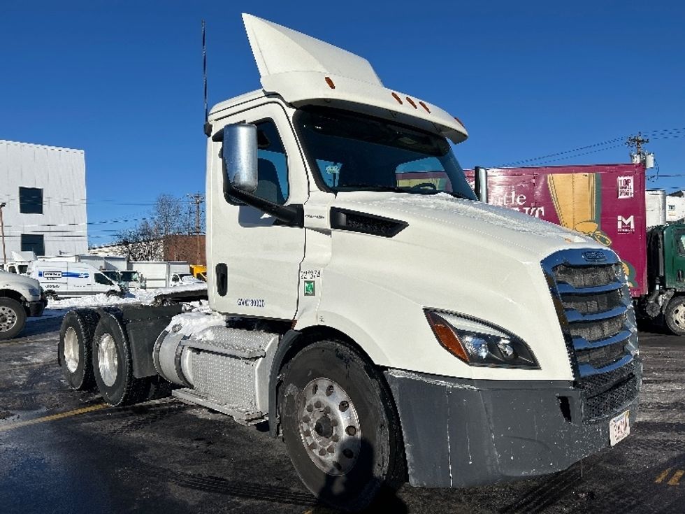 Day Cab Tractor-Heavy Duty Tractors-Freightliner-2019-T11664ST-Braintree-MA-205,628\n\t\tmiles-$ 44,750 - Image 1