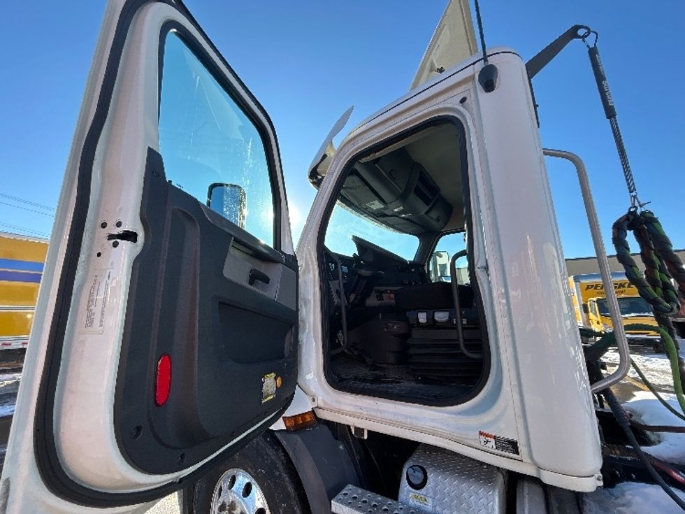 Day Cab Tractor-Heavy Duty Tractors-Freightliner-2019-T11664ST-Braintree-MA-205,628\n\t\tmiles-$ 44,750 - Image 9