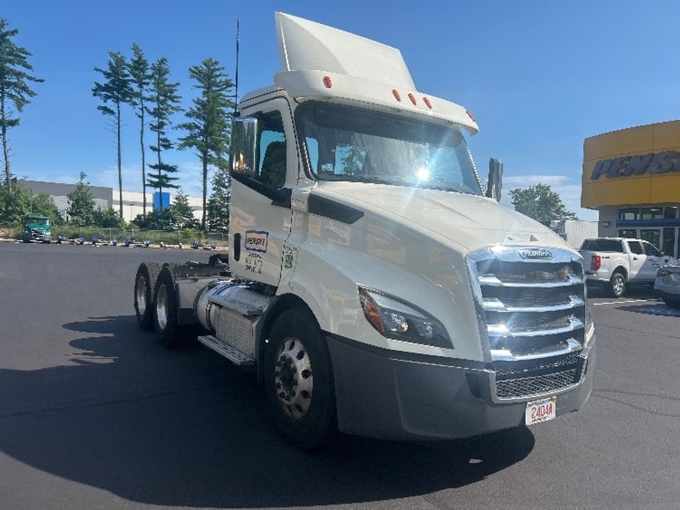 Day Cab Tractor-Heavy Duty Tractors-Freightliner-2019-T11664ST-Braintree-MA-219,109\n\t\tmiles-$ 50,000 - Image 1
