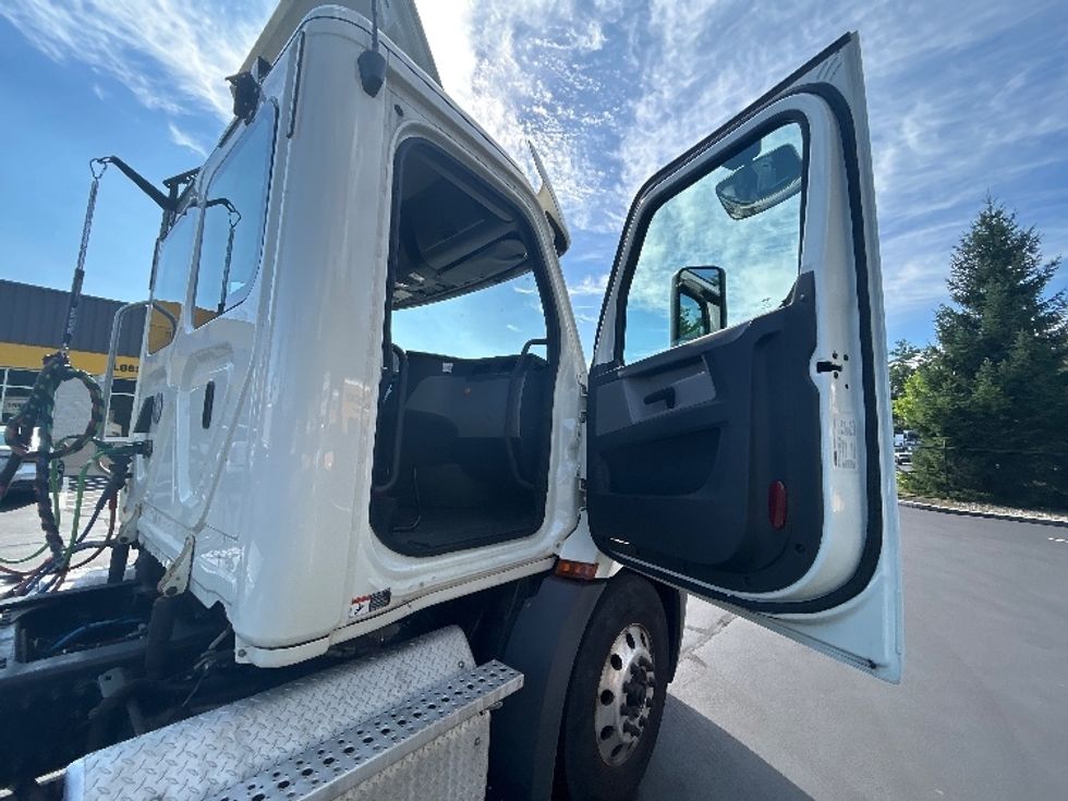 Day Cab Tractor-Heavy Duty Tractors-Freightliner-2019-T11664ST-Braintree-MA-219,109\n\t\tmiles-$ 50,000 - Image 11