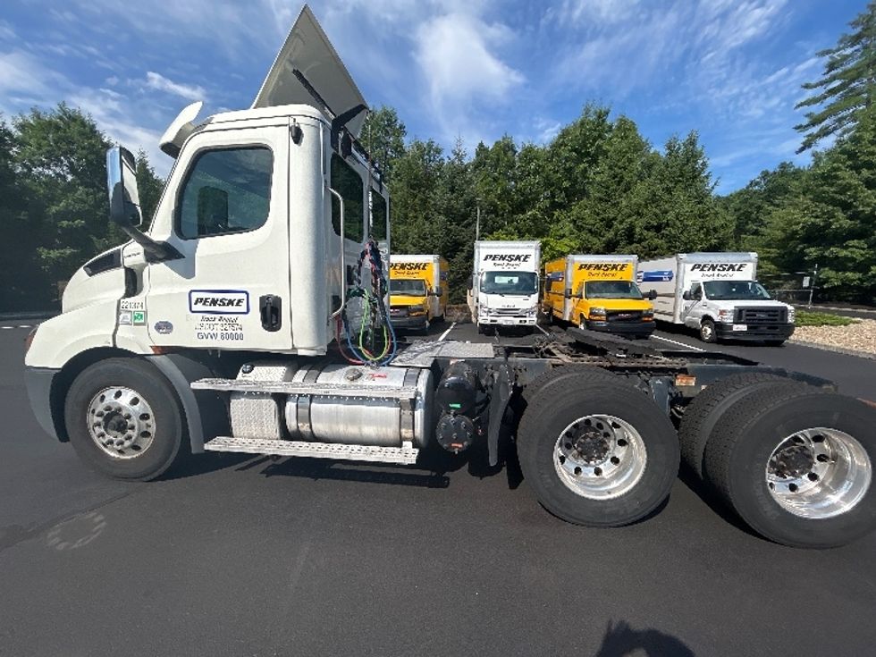 Day Cab Tractor-Heavy Duty Tractors-Freightliner-2019-T11664ST-Braintree-MA-219,109\n\t\tmiles-$ 50,000 - Image 16
