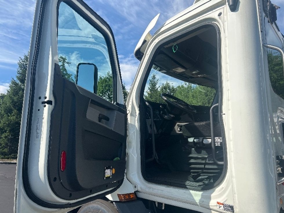 Day Cab Tractor-Heavy Duty Tractors-Freightliner-2019-T11664ST-Braintree-MA-219,109\n\t\tmiles-$ 50,000 - Image 9