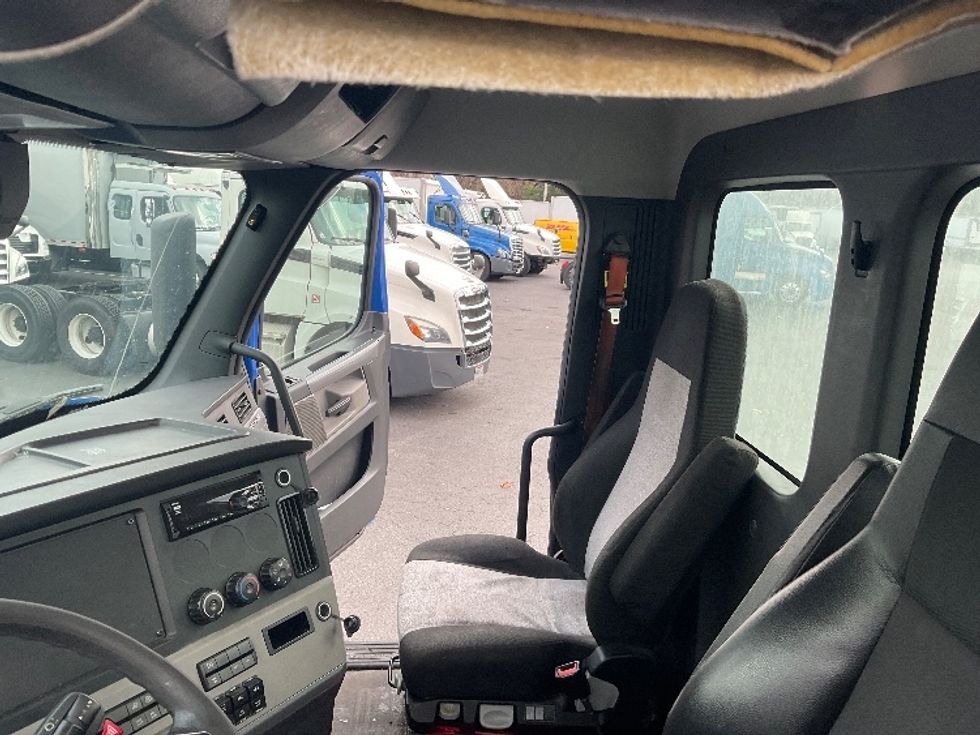 Day Cab Tractor-Heavy Duty Tractors-Freightliner-2019-T11664ST-Capitol Heights-MD-191,712\n\t\tmiles-$ 44,500 - Image 10
