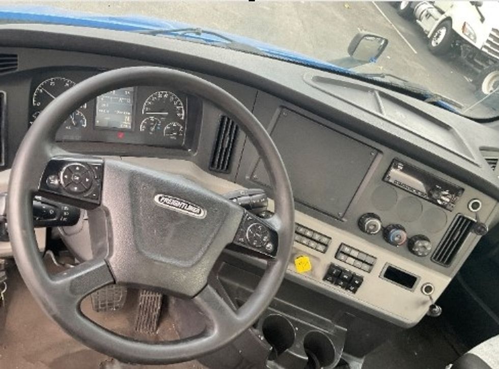Day Cab Tractor-Heavy Duty Tractors-Freightliner-2019-T11664ST-Capitol Heights-MD-191,712\n\t\tmiles-$ 44,500 - Image 11
