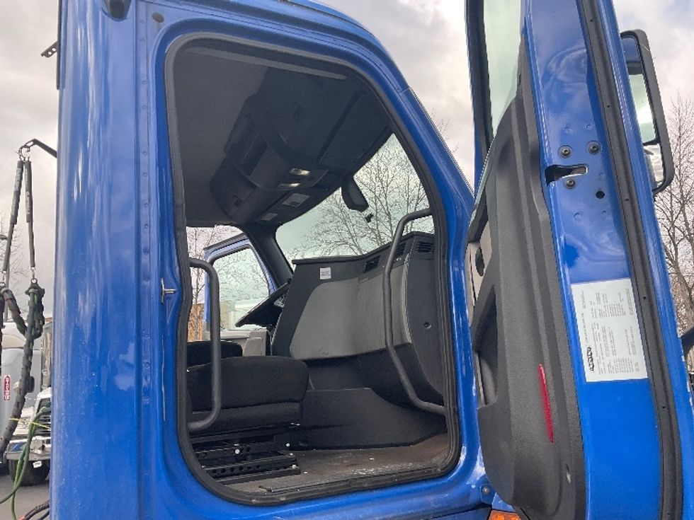 Day Cab Tractor-Heavy Duty Tractors-Freightliner-2019-T11664ST-Capitol Heights-MD-191,712\n\t\tmiles-$ 44,500 - Image 12