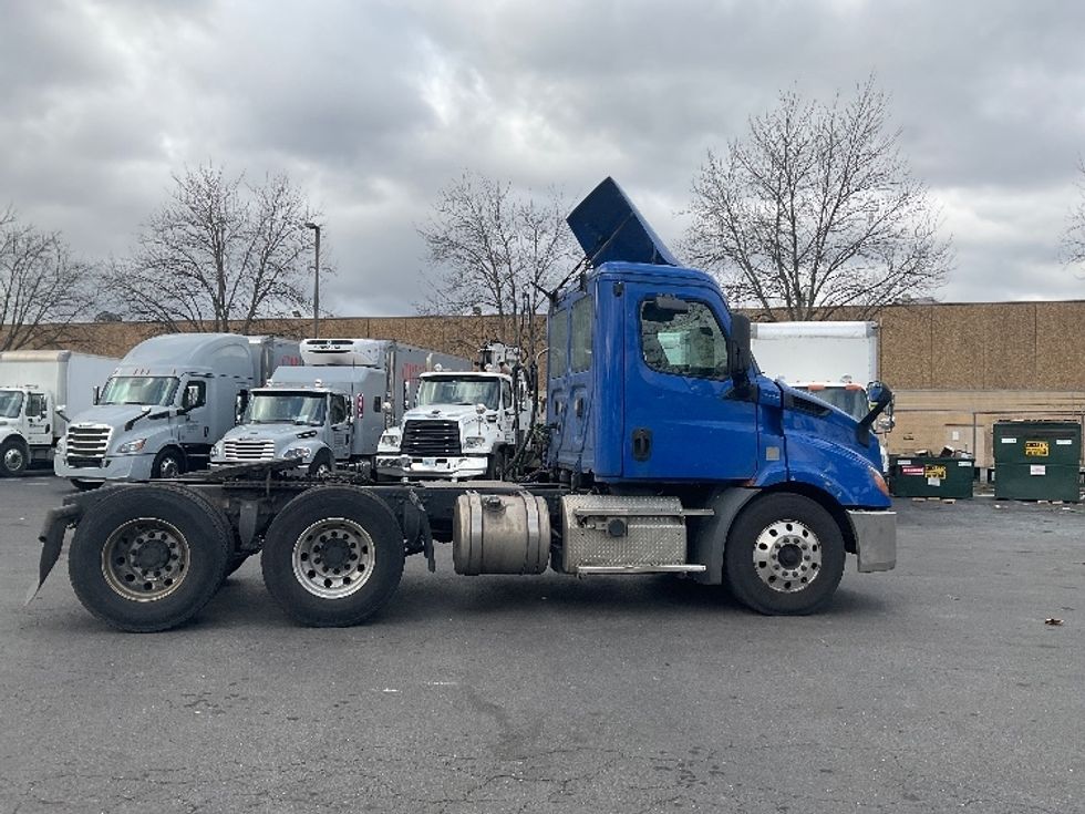 Day Cab Tractor-Heavy Duty Tractors-Freightliner-2019-T11664ST-Capitol Heights-MD-191,712\n\t\tmiles-$ 44,500 - Image 8