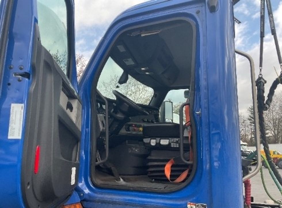 Day Cab Tractor-Heavy Duty Tractors-Freightliner-2019-T11664ST-Capitol Heights-MD-191,712\n\t\tmiles-$ 44,500 - Image 9