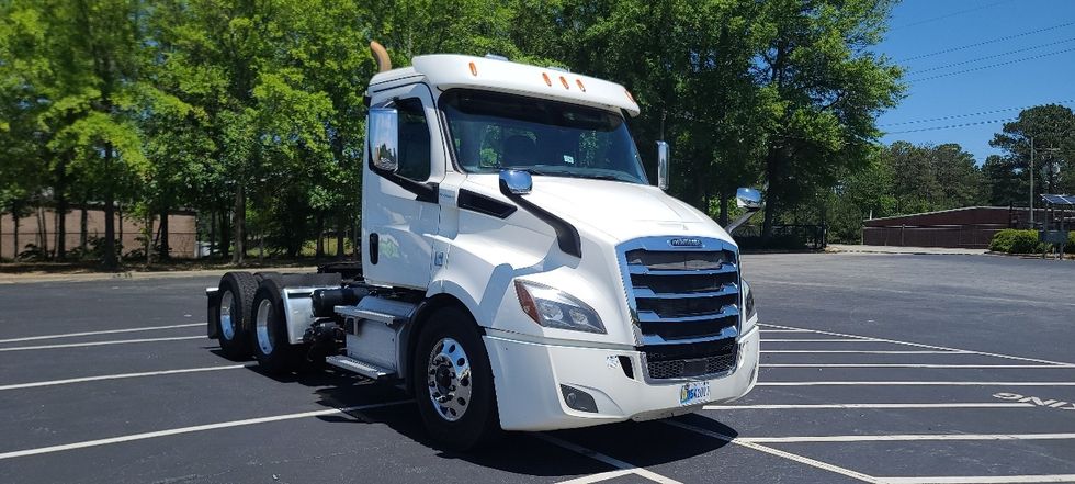 Day Cab Tractor-Heavy Duty Tractors-Freightliner-2019-T11664ST-Cleveland-TN-530,432\n\t\tmiles-$ 38,000 - Image 1