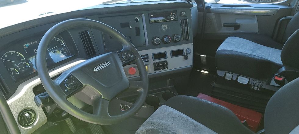 Day Cab Tractor-Heavy Duty Tractors-Freightliner-2019-T11664ST-Cleveland-TN-530,432\n\t\tmiles-$ 38,000 - Image 10