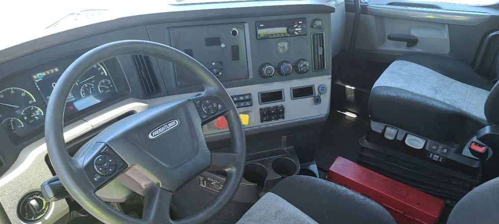 Day Cab Tractor-Heavy Duty Tractors-Freightliner-2019-T11664ST-Cleveland-TN-530,432\n\t\tmiles-$ 38,000 - Image 11
