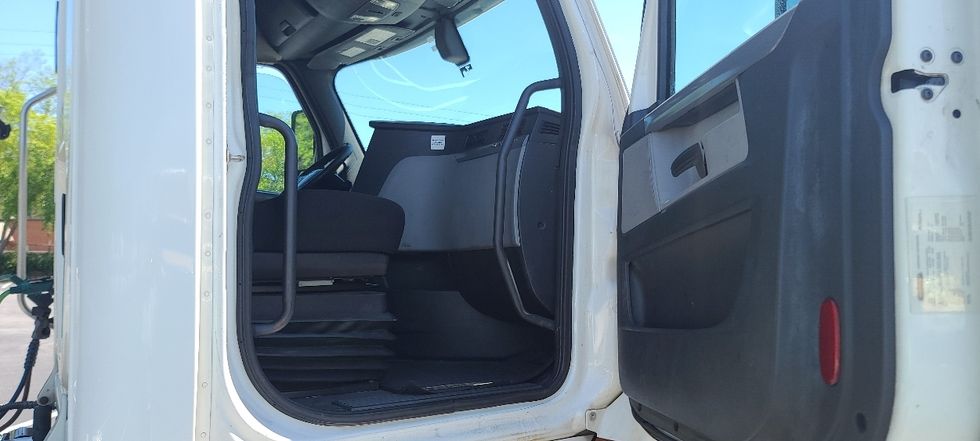 Day Cab Tractor-Heavy Duty Tractors-Freightliner-2019-T11664ST-Cleveland-TN-530,432\n\t\tmiles-$ 38,000 - Image 12