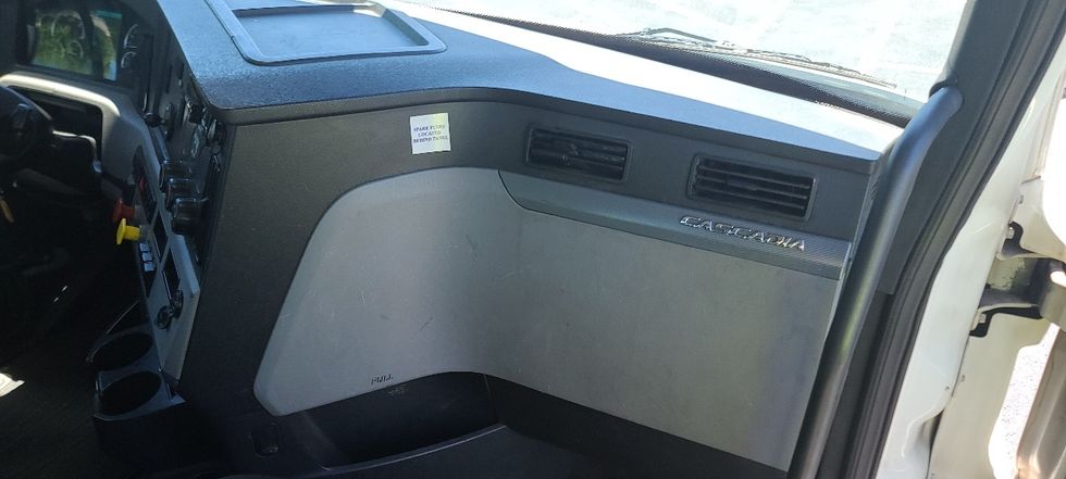 Day Cab Tractor-Heavy Duty Tractors-Freightliner-2019-T11664ST-Cleveland-TN-530,432\n\t\tmiles-$ 38,000 - Image 13