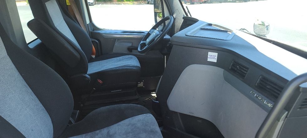 Day Cab Tractor-Heavy Duty Tractors-Freightliner-2019-T11664ST-Cleveland-TN-530,432\n\t\tmiles-$ 38,000 - Image 14