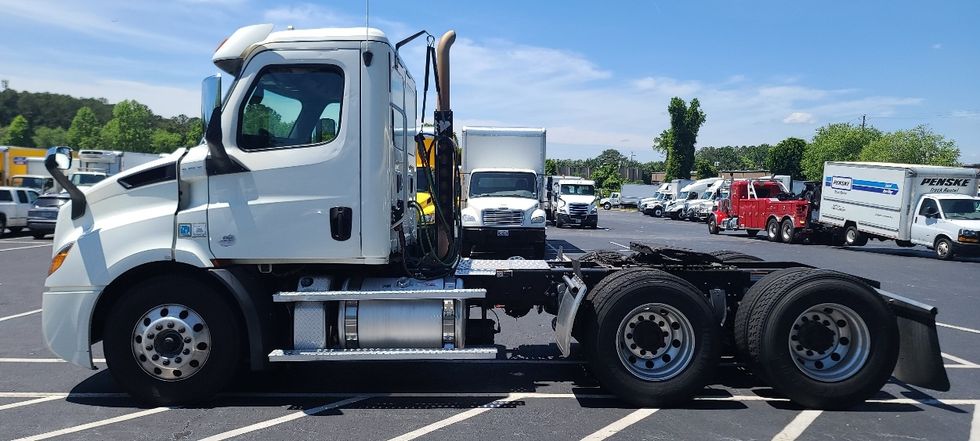 Day Cab Tractor-Heavy Duty Tractors-Freightliner-2019-T11664ST-Cleveland-TN-530,432\n\t\tmiles-$ 38,000 - Image 4
