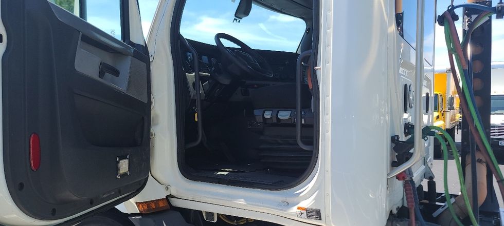 Day Cab Tractor-Heavy Duty Tractors-Freightliner-2019-T11664ST-Cleveland-TN-530,432\n\t\tmiles-$ 38,000 - Image 9