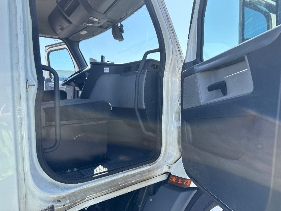 Day Cab Tractor-Heavy Duty Tractors-Freightliner-2019-T11664ST-Coburg-OR-755,522\n\t\tmiles-$ 26,250 - Image 12