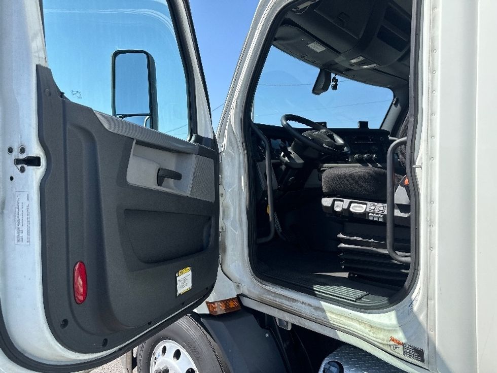 Day Cab Tractor-Heavy Duty Tractors-Freightliner-2019-T11664ST-Coburg-OR-755,522\n\t\tmiles-$ 26,250 - Image 9
